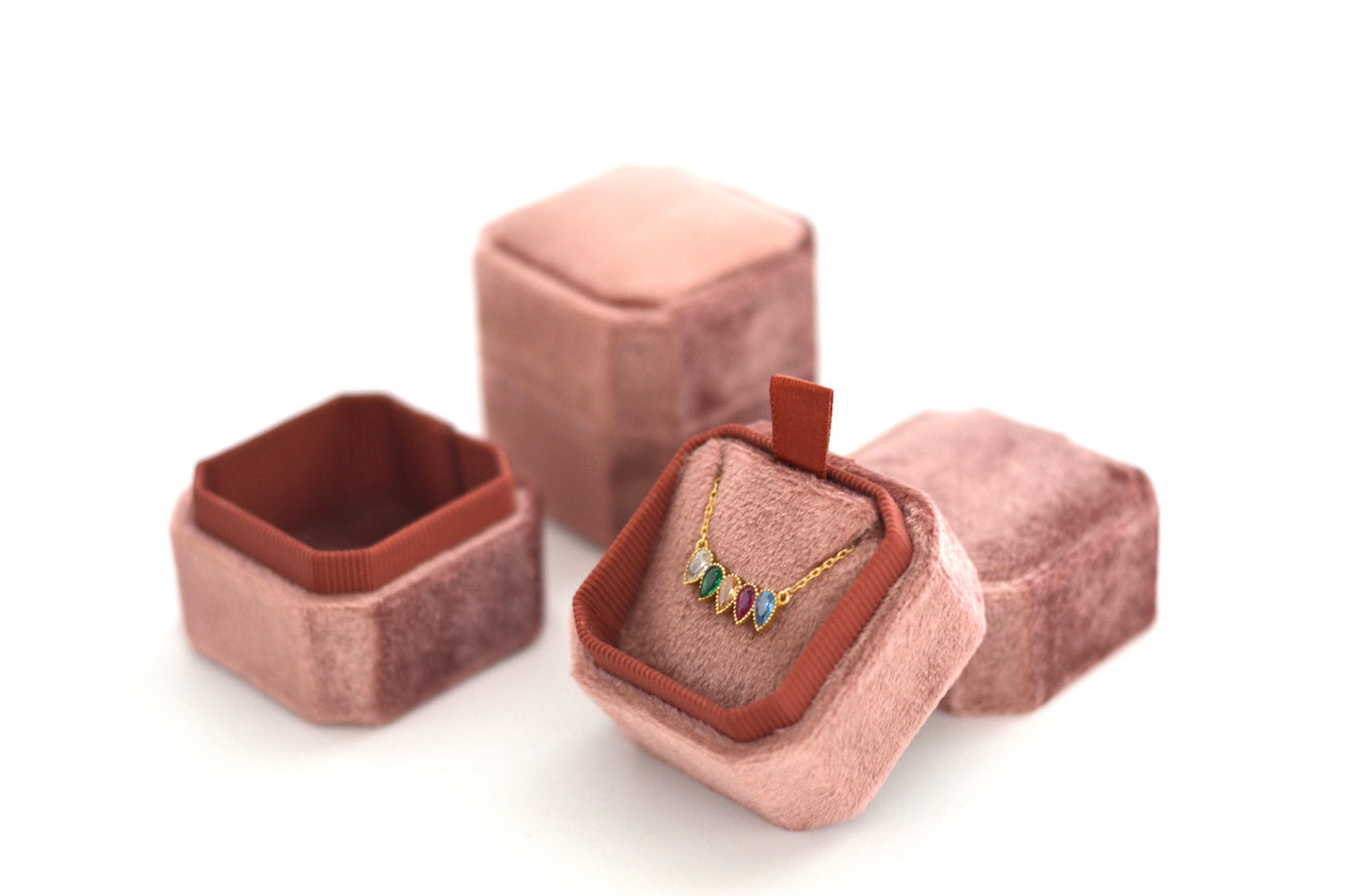 Boîte à colliers carrée en velours rose mauve