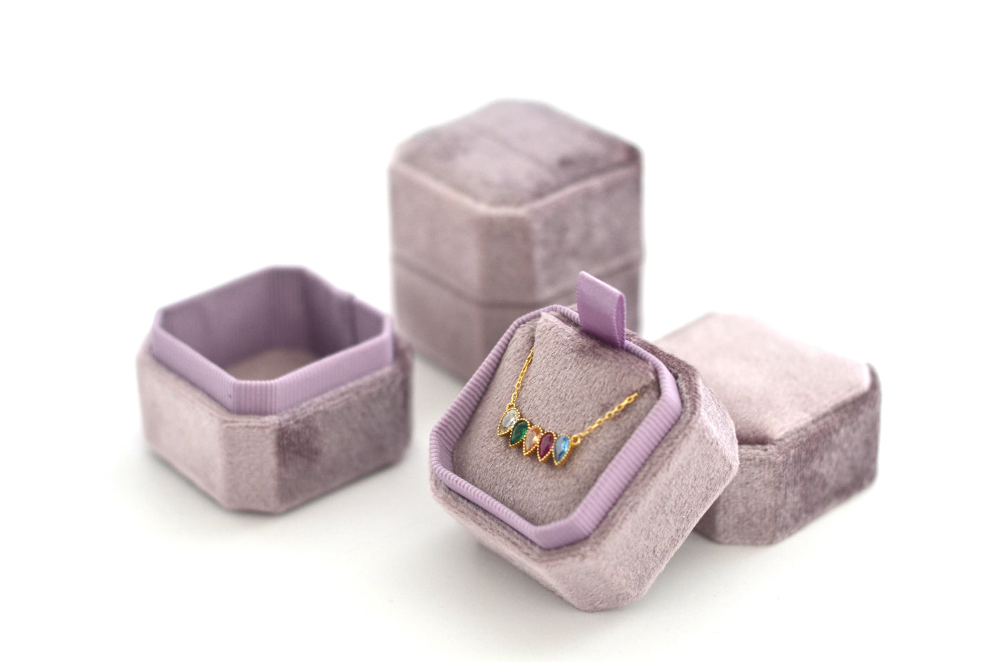 Boîte à colliers carrée en velours lilas