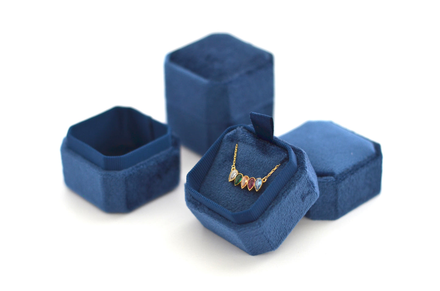 Boîte à colliers carrée en velours bleu marine