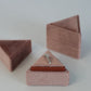 Boîte à bagues en velours triangle mauve
