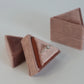 Boîte à bagues en velours triangle mauve