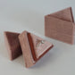 Boîte à bagues en velours triangle mauve