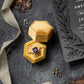 Boîte à bagues en velours moutarde jaune, boîte à bagues de mariage, boîte à bagues de proposition, cadeau de mariée, boîte en velours, boîte à bagues hexagonale, boîte monogramme