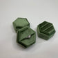 Boîte à bagues en velours hexagonal vert armée