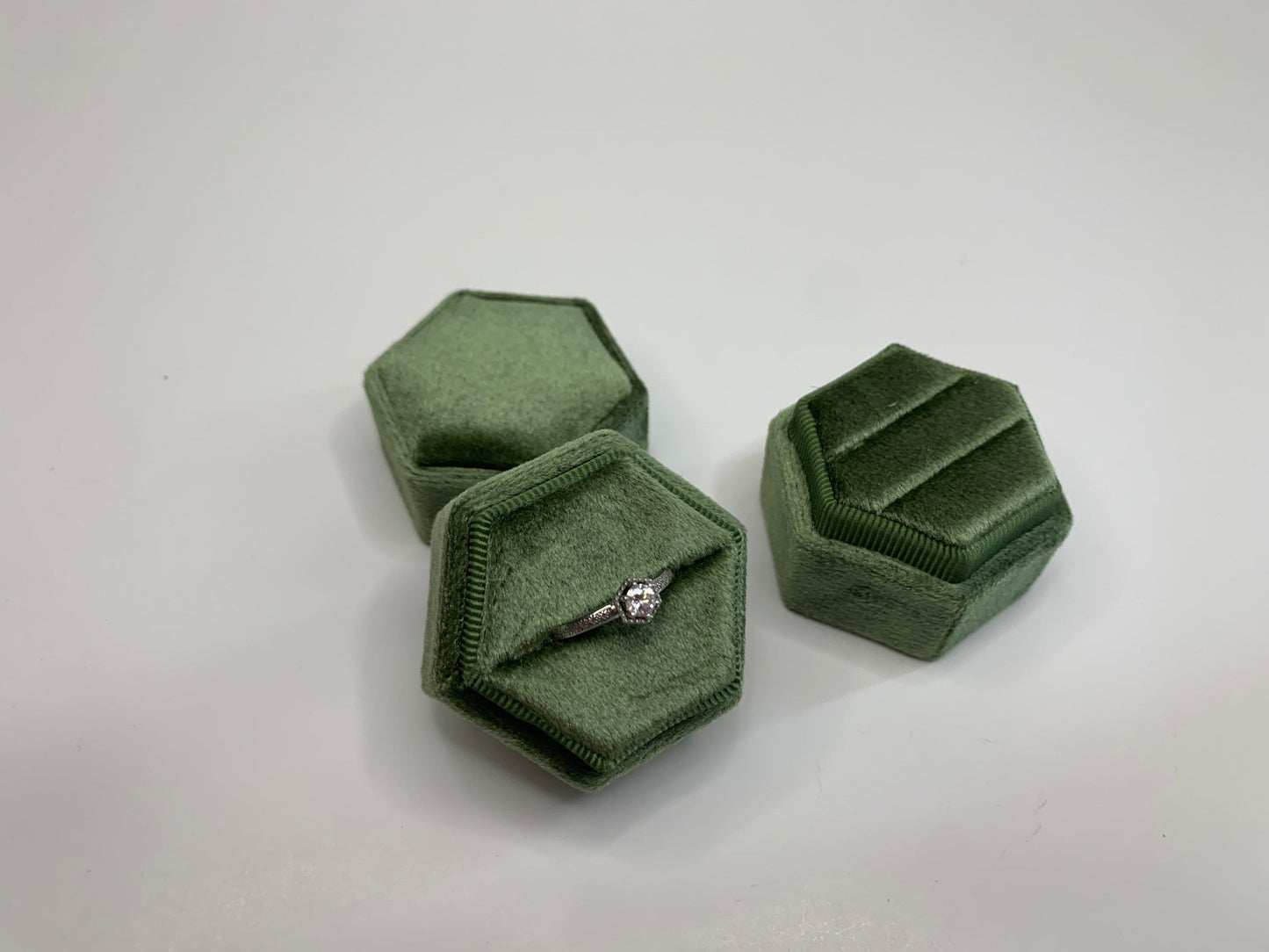 Boîte à bagues en velours hexagonal vert armée