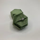Boîte à bagues en velours hexagonal vert armée