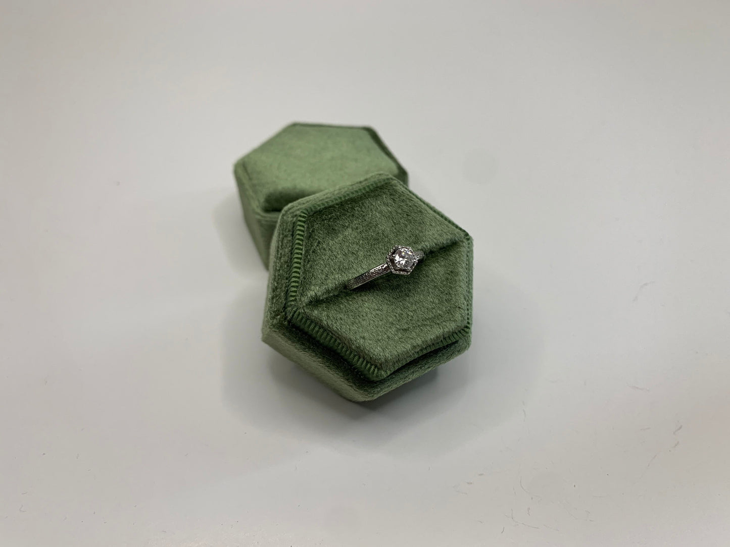 Boîte à bagues en velours hexagonal vert armée