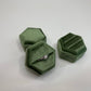 Boîte à bagues en velours hexagonal vert armée