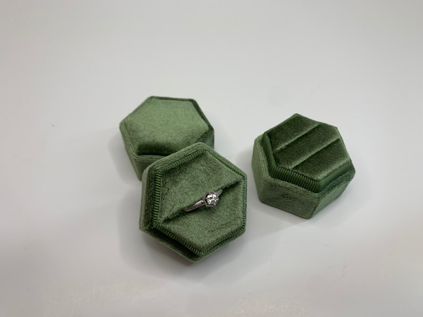 Boîte à bagues en velours hexagonal vert armée