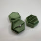 Boîte à bagues en velours hexagonal vert armée