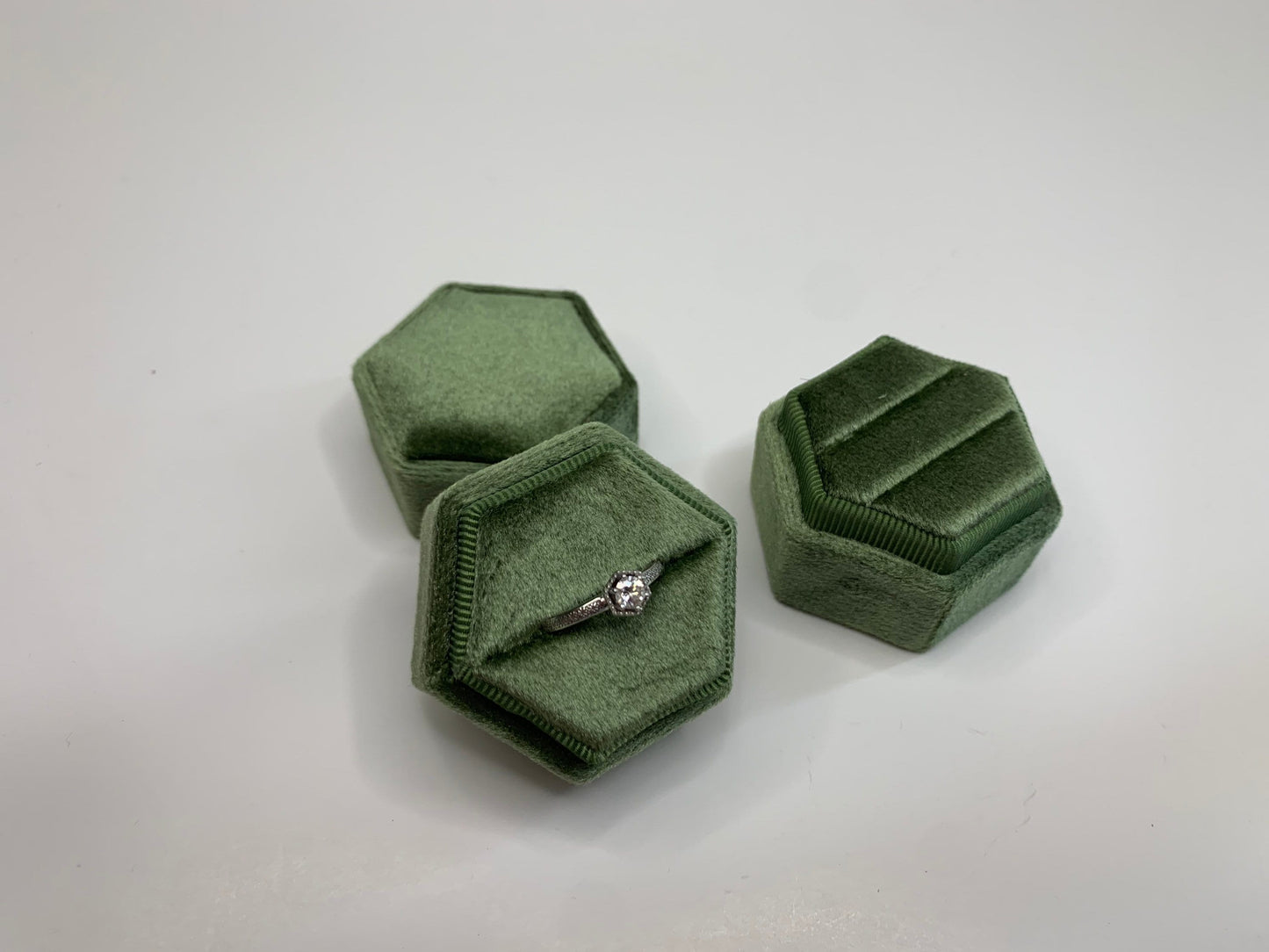Boîte à bagues en velours hexagonal vert armée