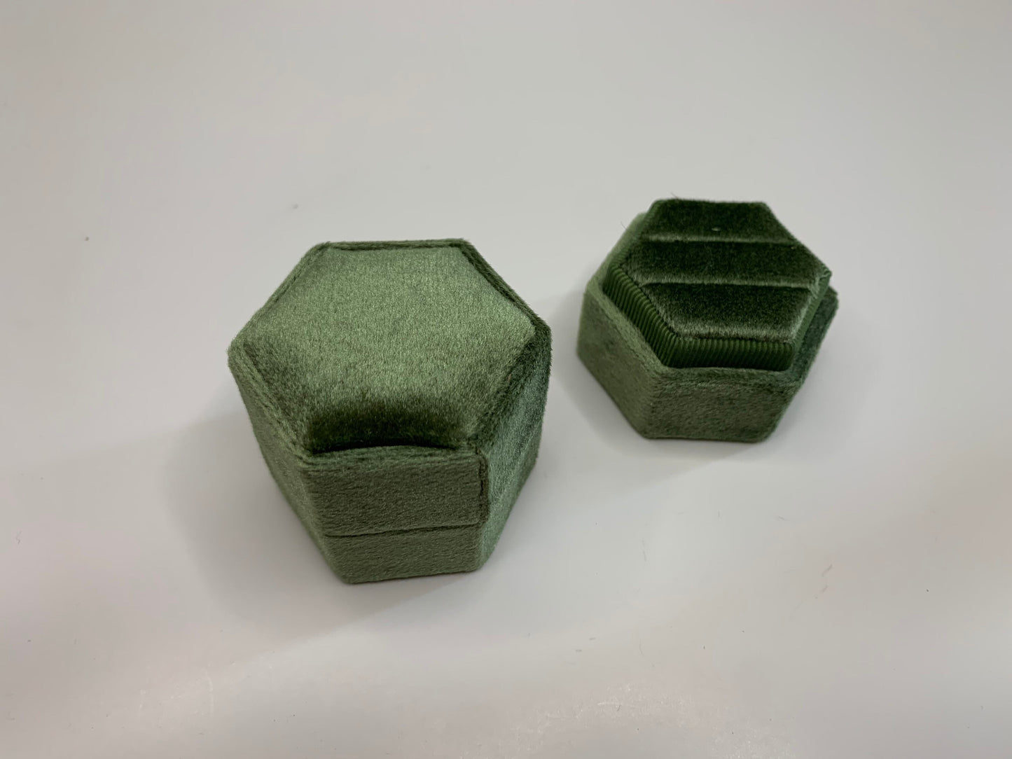 Boîte à bagues en velours hexagonal vert armée