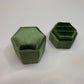 Boîte à bagues en velours hexagonal vert armée
