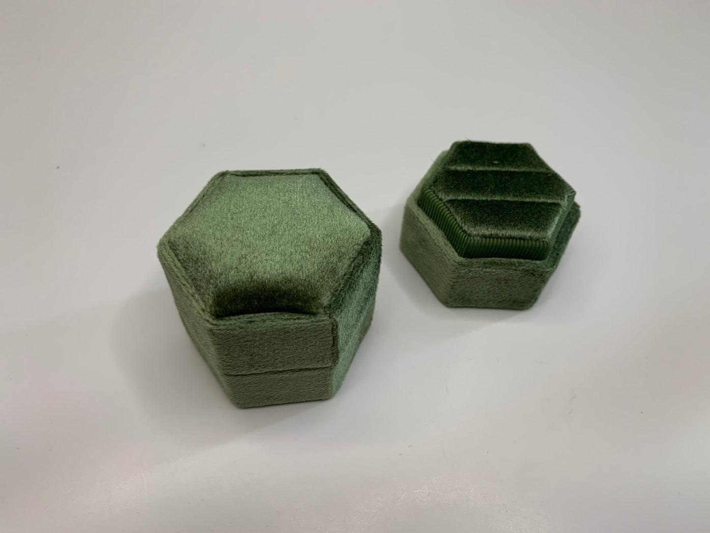 Boîte à bagues en velours hexagonal vert armée