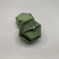 Boîte à bagues en velours hexagonal vert armée
