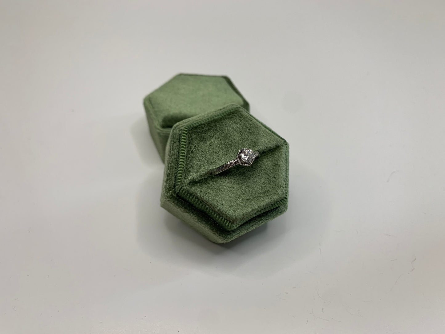 Boîte à bagues en velours hexagonal vert armée