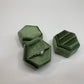 Boîte à bagues en velours hexagonal vert armée