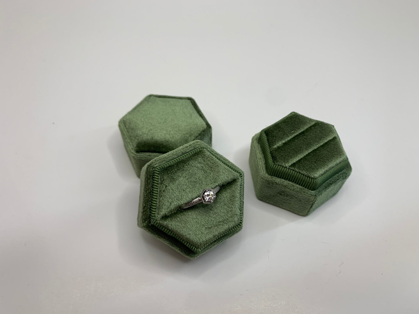 Boîte à bagues en velours hexagonal vert armée